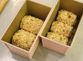 同顺序依次放入2个450克的吐司模内。