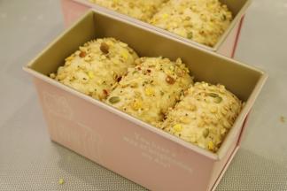 山形吐司发至模具八成模高。