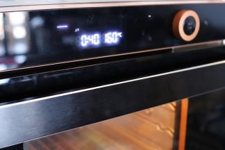 蒸烤箱预热，设置上下火烘烤，上火160度，下火180度。