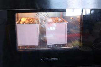 吐司放入预热好的烤箱内，中下层，时间为40分钟。