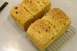 出炉震模后马上脱模，放晾架上放至手温后密封保存。