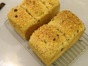 出炉震模后马上脱模，放晾架上放至手温后密封保存。