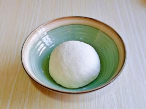 面粉加入大口器具中，加入酵母粉，再分次加入温水，一边用筷子搅拌至无干粉，再揉成光滑的面团，盖上盖子，放置温暖处进行发酵。(35度温度适宜)