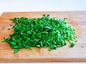 韭菜洗干净，淋干水分后再切碎。