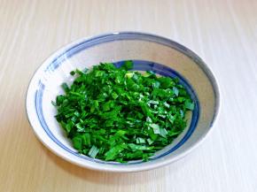 切好的韭菜放入器具中，淋上2克食用油，这样锁住了韭菜的水分，即使到最后馅料也不会有多余的水分呦～