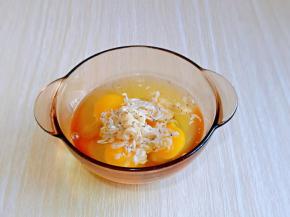 鸡蛋磕入碗中，加入洗干净的虾皮，再加入1小勺料酒，用筷子打散。