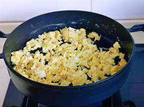 锅中加入食用油，倒入蛋液，用筷子不停搅拌，直到蛋液凝固，盛出晾凉备用。