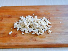 香干开水中烫1分钟，捞出切碎。