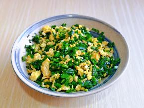 将晾凉的鸡蛋，香干丁加入韭菜器具中，按个人口味加入盐，十三香，再淋上2克食用油，拌均匀即可。