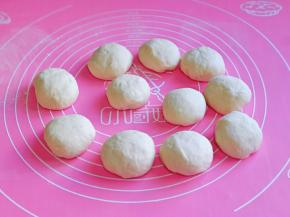 发酵好的面团揉圆排气，分割成等份的小面团，大小可以根据个人喜好来。