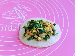 取一块面团，用擀面杖擀圆饼，再放上馅料，根据个人喜好包起来即可。