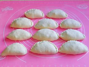 我是将饼皮先对折，捏出饺子形状，之后捏了花边。