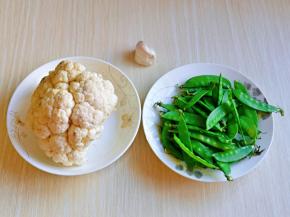 准备食材，胡萝卜没有放进来……荷兰豆去根去尖，洗干净。