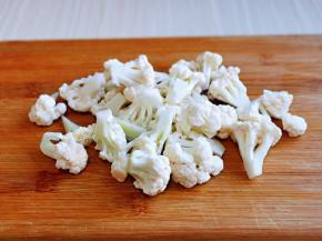 花菜去根，切小朵，冷水冲洗干净。