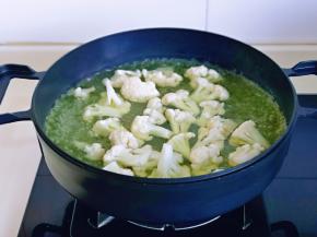 花菜焯水，水开下花菜，大火烧开煮2分钟捞出淋干水分。