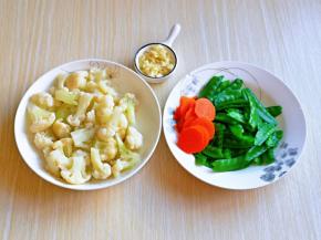 大蒜去皮切碎，胡萝卜去皮切片。