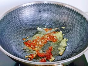 起油锅，加入大蒜炒香，再加入黄豆酱煸炒。