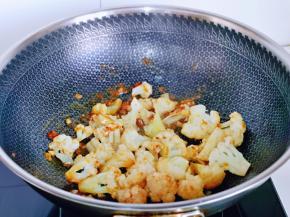 加入焯水的花菜翻炒均匀。