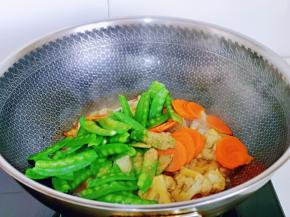 再加入胡萝卜，荷兰豆，十三香。