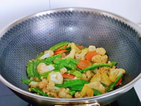 大火快速翻炒2分钟出锅。