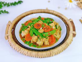 盛出装盘，酱香素三样，好吃又好看。