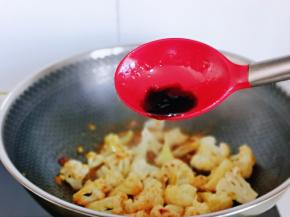 再加入蚝油，生抽，半小碗纯净水，大火煮1分钟。