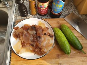 准备好全部食材，海蜇头提前一天泡发好，改刀后轻轻焯下水备用。