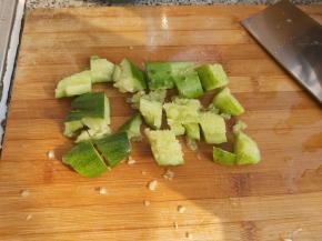 黄瓜洗净，拍扁切段。