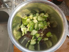 把海蜇头跟黄瓜放入小盆内。