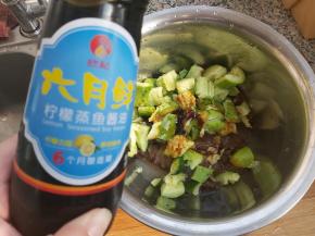 加入1勺六月鲜柠檬蒸鱼酱油、3勺陈醋、1勺味达美臻品蚝油、2勺细砂糖、几滴香油。