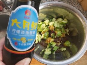 加入1勺六月鲜柠檬蒸鱼酱油、3勺陈醋、1勺味达美臻品蚝油、2勺细砂糖、几滴香油。