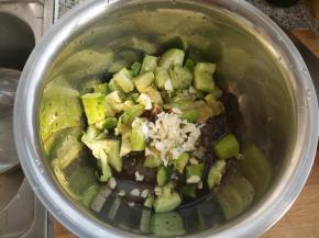 再把蒜末、香菜末、盐也一并加入。