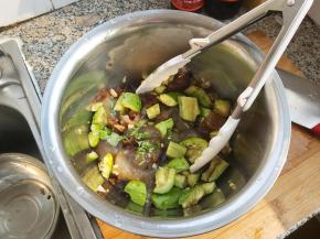 用夹子抓拌均匀即可，或者戴上手套直接用手抓拌也可，装盘，我们的老醋蛰头就完成了。