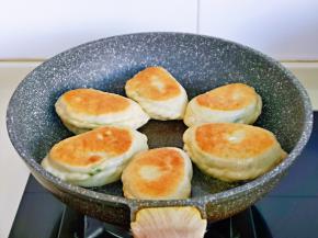 煎至两面金黄即可，依次做好。