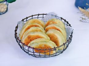 全家人大爱的韭菜盒子。