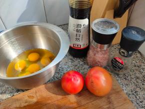 首先，我们把西红柿洗干净，鸡蛋磕入小盆内。