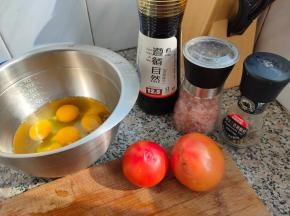 首先，我们把西红柿洗干净，鸡蛋磕入小盆内。