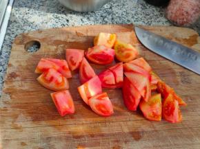 将西红柿的蒂去掉，切成小块。