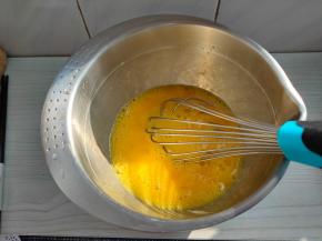 蛋液内加入一小勺食盐，快速打散备用。