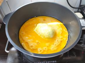 锅内烧油，倒入蛋液。