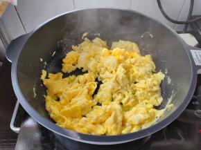 用锅铲轻轻炒散，让其均匀受热，蛋液全部定型以后，出锅备用。