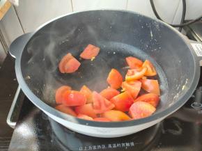再次起锅烧油，往锅中加入少许的植物油，等到油温约5成热时，把切好的西红柿下入锅中。