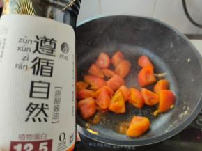 加入一小勺原酿酱油和少许食盐，将其翻炒均匀。