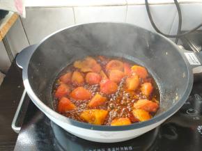 再加入一勺细砂糖提鲜，喜欢吃酸甜口的，糖可以多放一点。