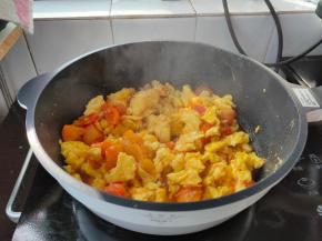 等到西红柿被炒出汁水时，倒入炒好的鸡蛋，快速翻炒均匀，让鸡蛋吸收番茄汁入味。