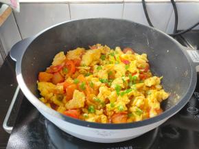 最后撒上葱花，一道鲜香嫩滑的西红柿炒鸡蛋就做好了。