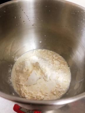 把所有材料放进厨师机里打面，打到面光滑拿出（2档打1分钟，4档打6分钟）具体时间要根据实