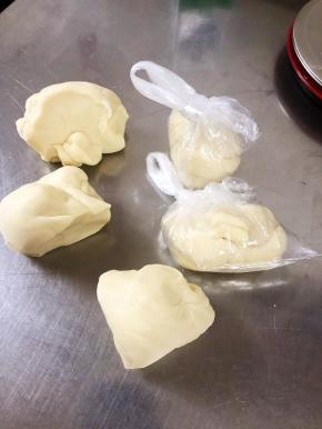 平均分割成5个面团（为什么会出现保鲜袋呢，还没操作的面团要放冰箱冷藏哦！阻止它发酵）