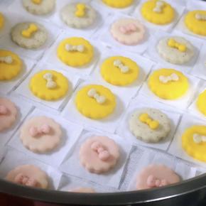 我用发酵箱45度30分钟（没发酵箱的也可以放在烤箱里发酵，烤箱里放一盆冒气的热水，时间看状态，一定要看状态，小小的馒头发的很快，发过头就悲催了哈）