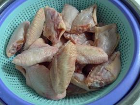 1.鸡翅洗净沥干水分。